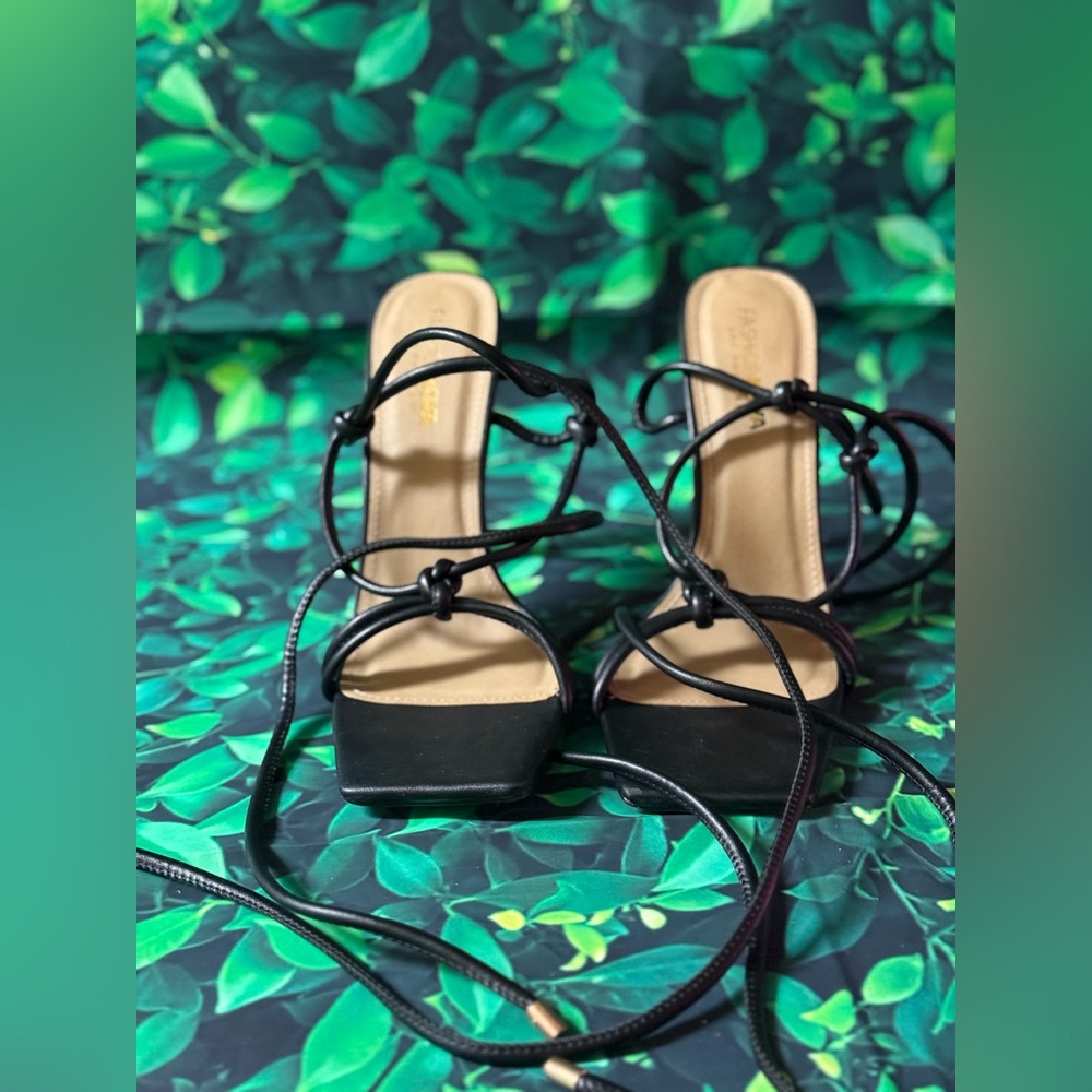 SALE NEW Tiny Defect Never Worn Fashion Nova Heels Ready To Ship Black N Gold - Picture 2 of 11